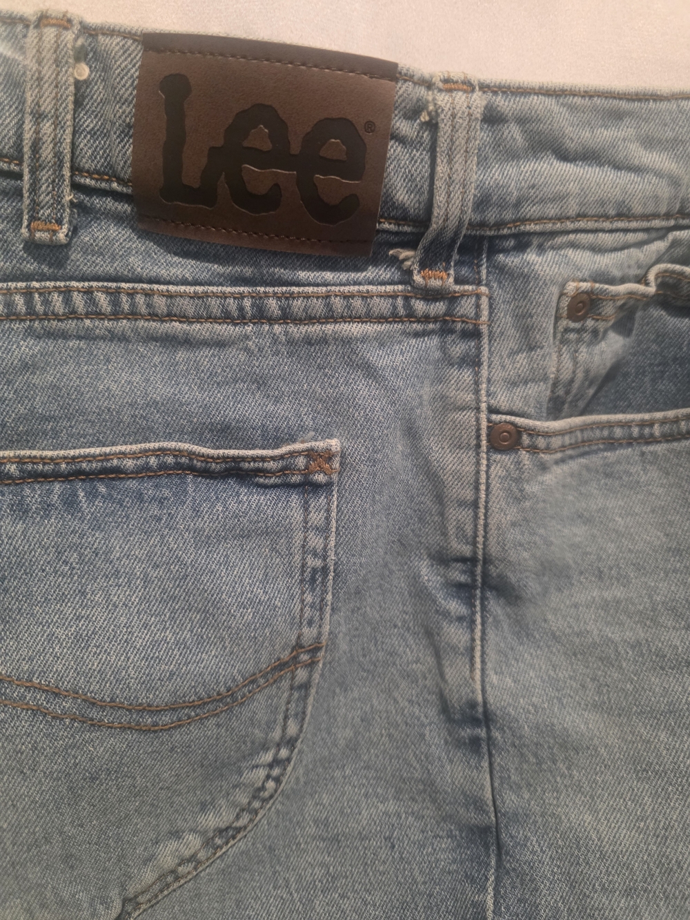 Lee Men’s Light Wash Relaxed Fit Jeans - Picture 4 of 6